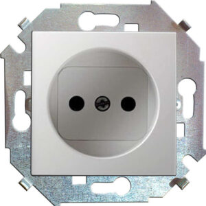 Розетка 1-м СП Simon 15 16А IP20 250В без заземл. винтов. клеммы механизм бел. Simon 1591431-030 оптом купить цена