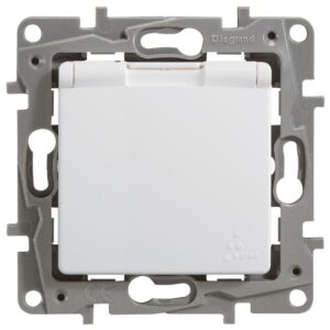 Розетка 1-м СП Etika 16А IP44 250В 2P+E с заземл. защ. шторки с крышкой немецк. стандарт безвинтов. клеммы механизм бел. Leg 672232 оптом купить цена