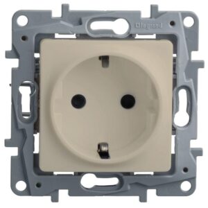 Розетка 1-м СП Etika 16А IP31 250В 2P+E с заземл. защ. шторки немецк. стандарт винтов. клеммы механизм сл. кость Leg 672322 оптом купить цена