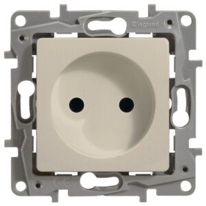 Розетка 1-м СП Etika 16А IP31 250В 2P без заземл. защ. шторки немецк. стандарт винтов. клеммы механизм сл. кость Leg 672334 оптом купить цена