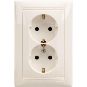 Розетка 2-м СП Valena 16А IP20 2х2P+E с заземл. защ. шторки немецк. стандарт в сборе бел. Leg 774427 оптом купить цена