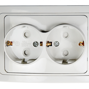 Розетка двойная с заземлением со шторкой CLASSICO белая 2128x IN HOME купить оптом недорого