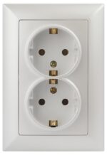 Розетка Intro Solo 4-205-06 с заземлением двойная 2X2P+E Schuko