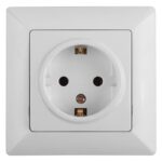 Розетка Intro Solo 4-206-01 с заземлением 2P+E Schuko со шторками