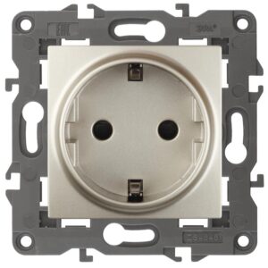 14-2102-04 ЭРА Розетка 2P+E Schuko со шторками